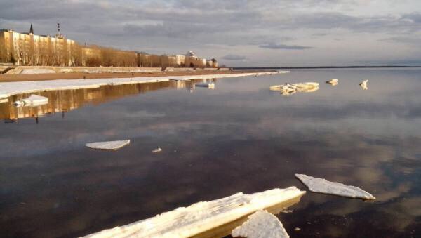 Северная двина сейчас. Северная Двина половодье. Ледоход на Северной Двине. Обмеление Северной Двины. Гидрологический бюллетень на реке Северная Двина.